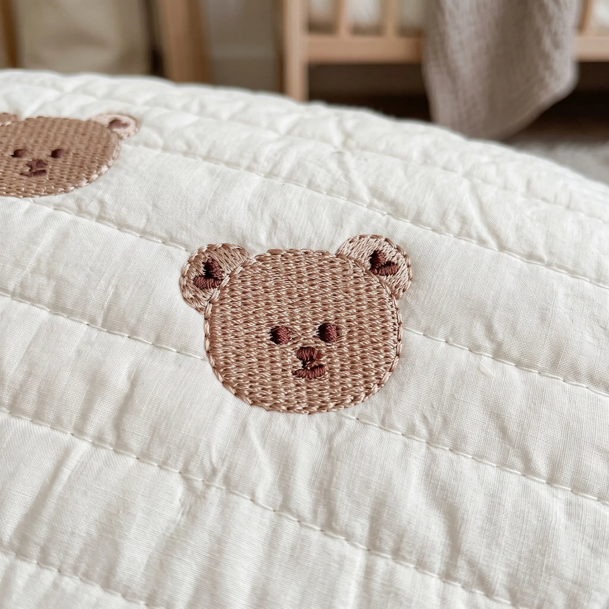 Tapis d'éveil pour bébé - Tapis nounours, détail broderie tête d'ourson
