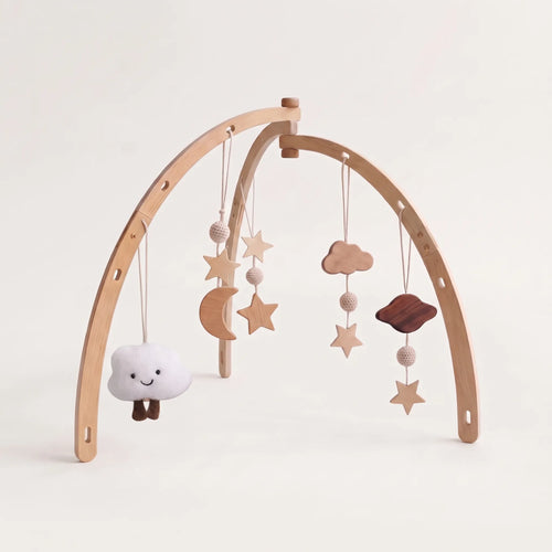 Arche d'éveil en bois pour bébé - vue d'ensemble avec les 5 jouets suspendus
